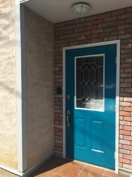 新築当時のように玄関ドアがキレイになってスッキリしました。　洗面化粧台も使いやすくきれいになって満足です。