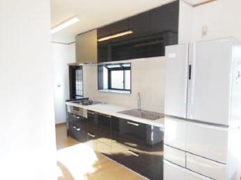 キッチンはパントリーと食器棚のお陰でとても使いやすくなりました。お風呂・トイレも新しくなり大満足です。