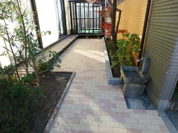 スッキリ、明るい印象の庭になりました。草むしりも簡単になりました。